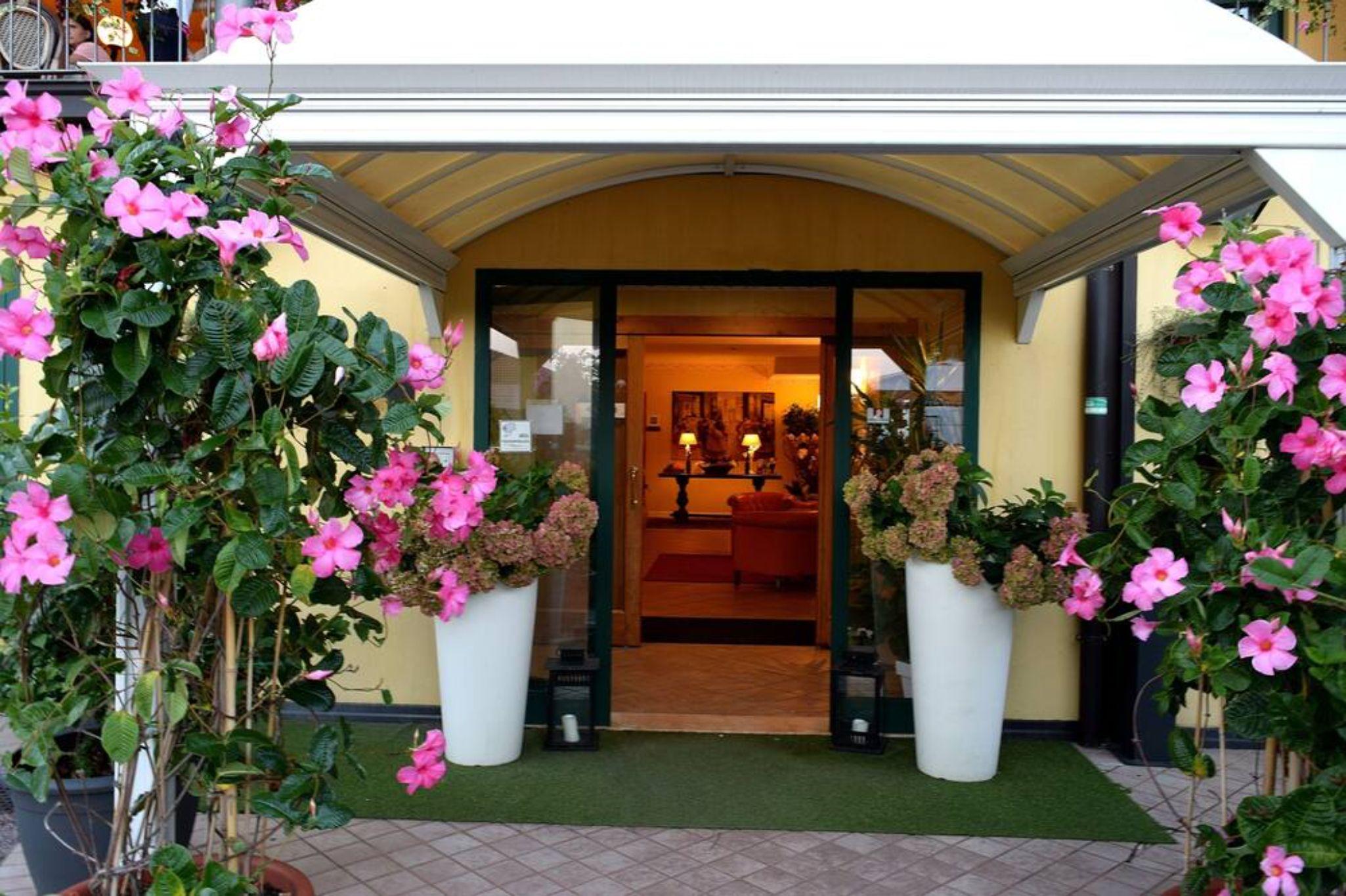 Ahg Riva Del Sole Hotel - Adults Only Moniga del Garda Eksteriør billede