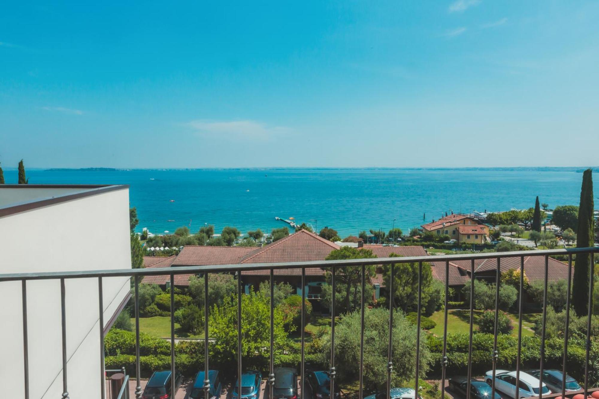 Ahg Riva Del Sole Hotel - Adults Only Moniga del Garda Eksteriør billede